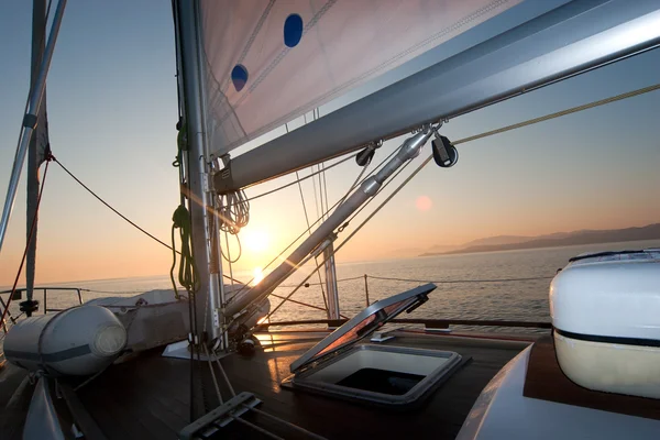日没時の航行ボートのデッキ — ストック写真