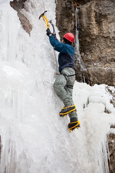 Man met ijs assen en alpinisten — Stockfoto