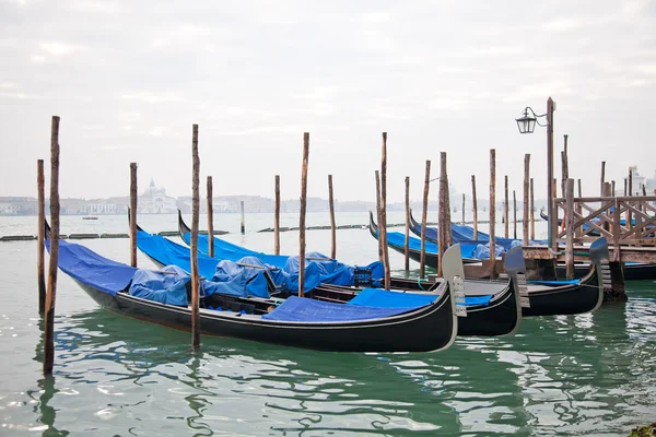Gondels met blauwe cover in Venetië — Stockfoto