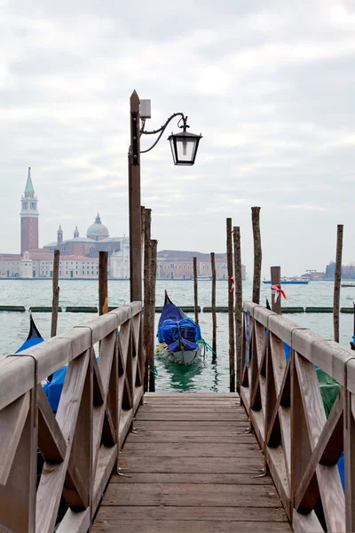 Gondola na konci mostu s modrým krytem — Stock fotografie