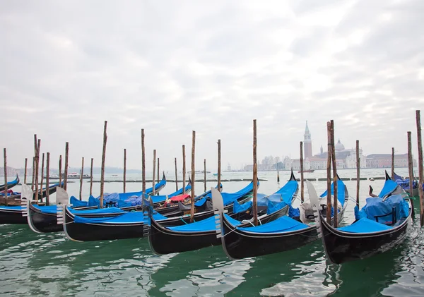 Gondole z niebieską szybą w Wenecji — Zdjęcie stockowe