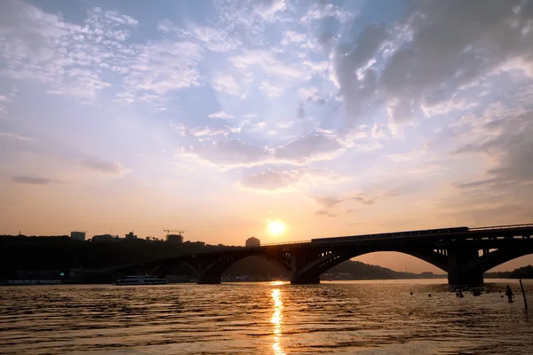 Metro brug over dnipro rivier in kiev — Stockfoto