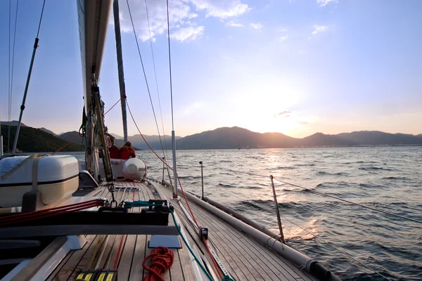 Plachetnice na moři při západu slunce — Stock fotografie