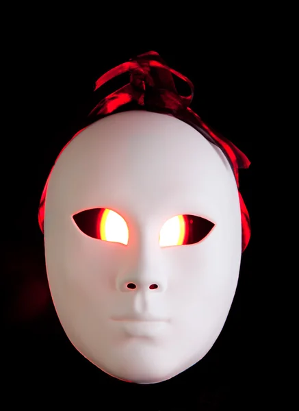 Děsivá bílá maska s červenýma očima — Stock fotografie