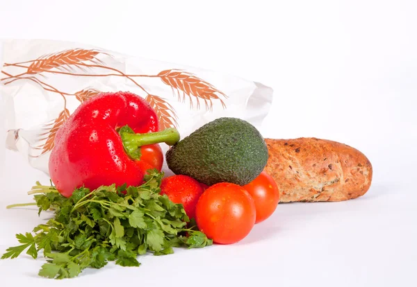Hög moget grönsaker och baguette i papperspåse — Stockfoto
