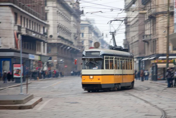 Старовинний трамвай на міській вулиці з розмиттям руху — стокове фото