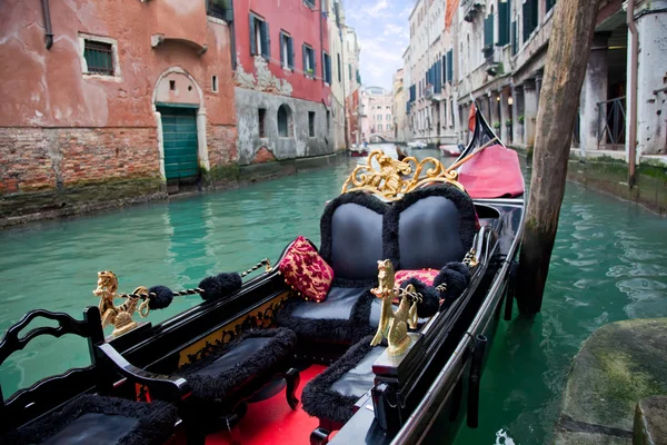 Góndola en Venecia en el muelle — Foto de Stock