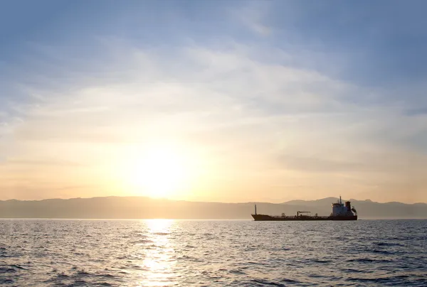 Bulkfartyget fartyget vid solnedgången — Stockfoto