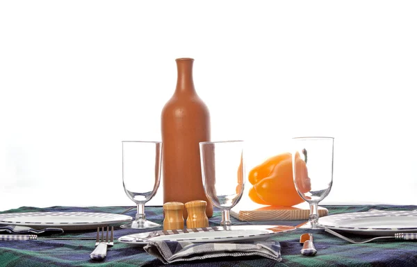 Tabel met fles, bril en peper geïsoleerd op witte achtergrond — Stockfoto
