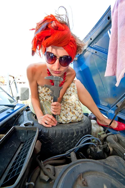 Ročník dívka opravovat auto motor — Stock fotografie