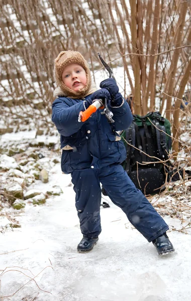 Menino pequeno com machado de gelo — Fotografia de Stock