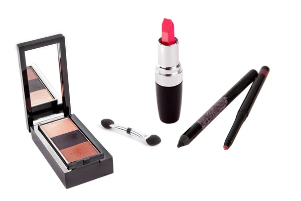 Open rode lippenstift, schaduwen en pennen geïsoleerd op wit — Stockfoto