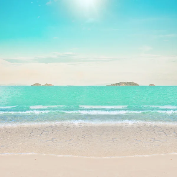 Tropiska stranden och havet — Stockfoto