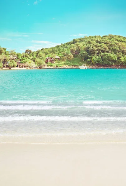 Playa de hotel tropical cerca de la isla — Foto de Stock