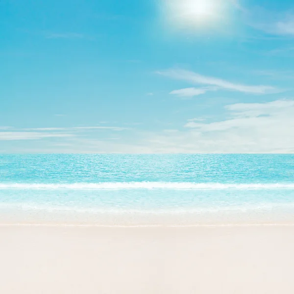 Солнце над тропическим пляжем — стоковое фото