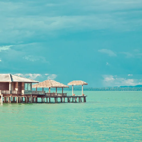 Tropische bungalow in de buurt van eiland — Stockfoto