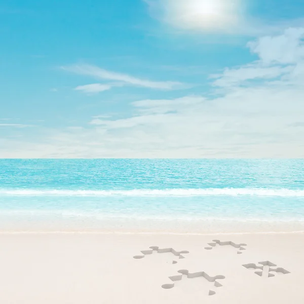Puzzel sporen op strand — Stockfoto