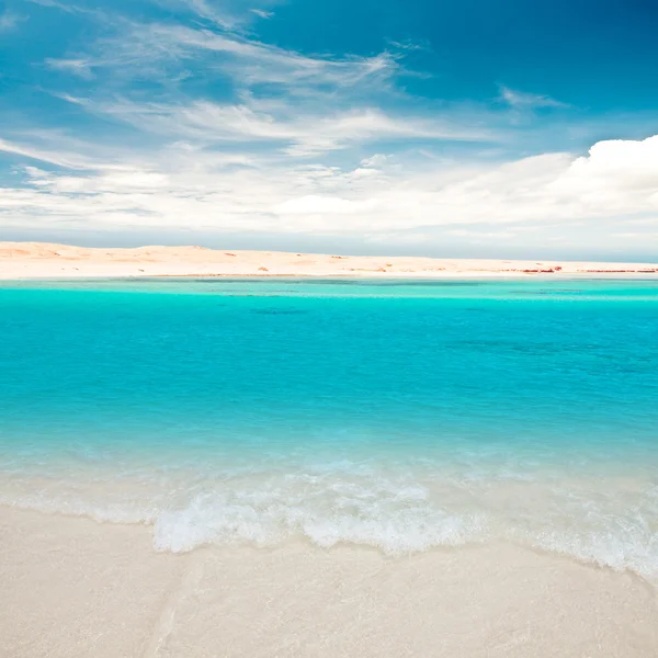 Καραϊβικής Παραλία Και Καλοκαιρινό Ουρανό — Φωτογραφία Αρχείου