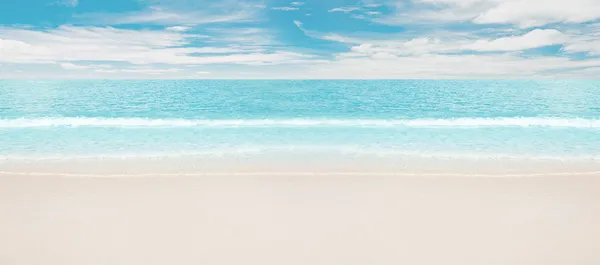 Tropisch strand en de Oceaan — Stockfoto