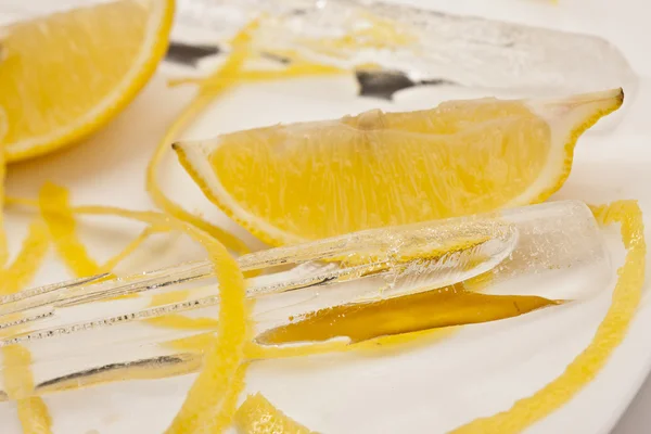 Нарезанный лимон — стоковое фото