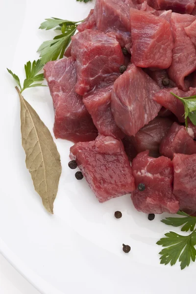 食品系列 多维数据集切片生肉与欧芹 — 图库照片