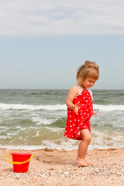 小女孩玩沙子 — 图库照片