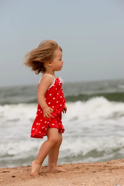 Série Menina Brincar Com Areia Praia — Fotografia de Stock