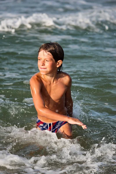 Série Menino Nadando Praia Mar — Fotografia de Stock