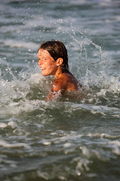 泳いでいる少年 — 图库照片