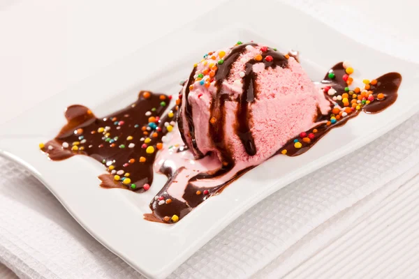 いちごのアイスクリーム — ストック写真