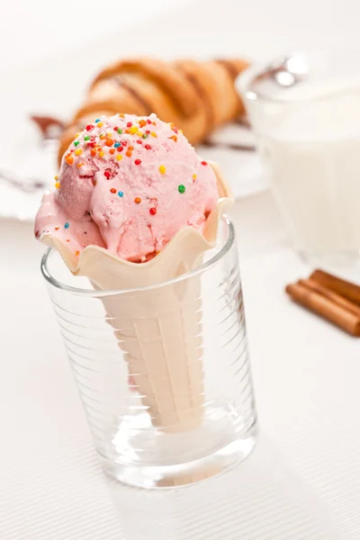 食品系列 粉色华夫格杯草莓冰激淋 — 图库照片