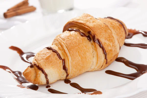Voedsel Serie Lekkere Verse Croissants Plaat Met Chocolade — Stockfoto
