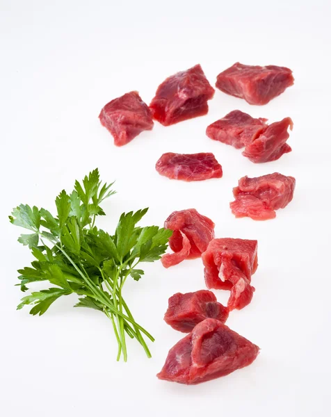 食品系列 多维数据集切片原料肉 蒜头白色衬底上 免版税图库图片