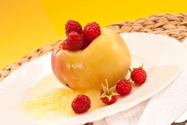 Manzana y frambuesas —  Fotos de Stock
