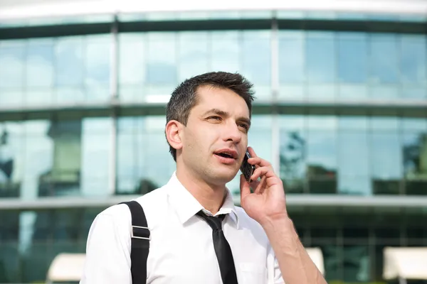 Manager spreken op telefoon van office — Stockfoto