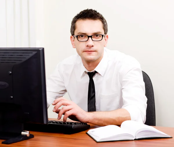 Uomo d'affari sul posto di lavoro con il computer — Foto Stock