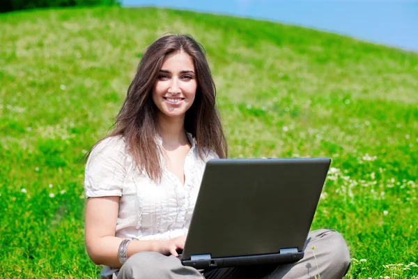 Mooie vrouw met laptop close-up — Stockfoto