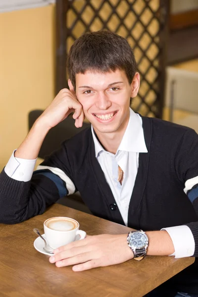 ชายหนุ่มกับถ้วยกาแฟ — ภาพถ่ายสต็อก