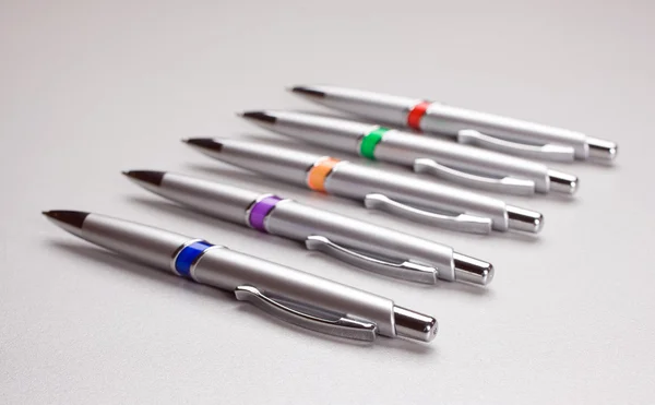 Conjunto de bolígrafos de colores en la mesa —  Fotos de Stock