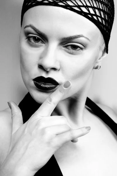 黒の白のスタイルで美しい女性 — ストック写真