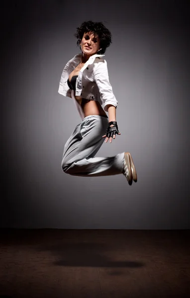Танцююча жінка в вуличному стилі — стокове фото