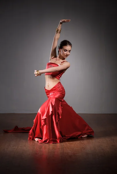 Индийский танцор в красном платье — стоковое фото