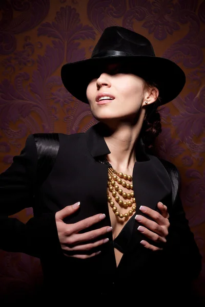 Vrouw met open lippen in zwarte hoed — Stockfoto