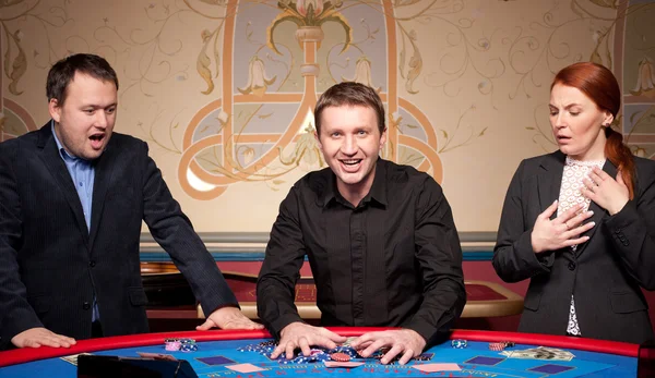 Spela poker på blå bord — Stockfoto