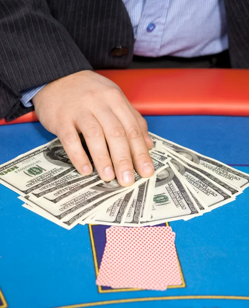 Hand med kort och $ sedlar på bord — Stockfoto