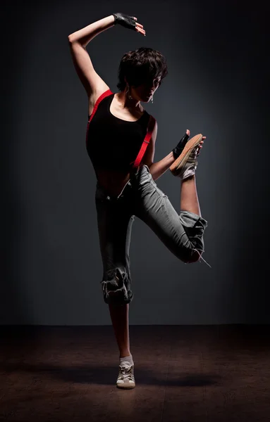 Mulher dançante em estilo de rua — Fotografia de Stock
