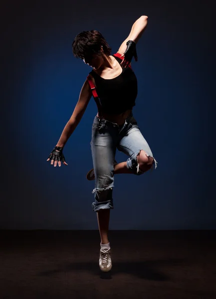 Tanzende Frau im Straßenstil — Stockfoto