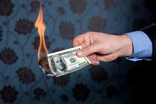 Feuer verbrennt hundert Dollar — Stockfoto
