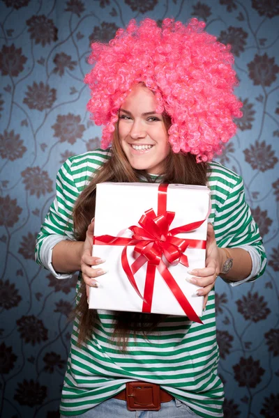 Ragazza in parrucca rosa con regalo — Foto Stock
