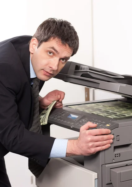 Empresario ganar dinero falso en la máquina de copia — Foto de Stock